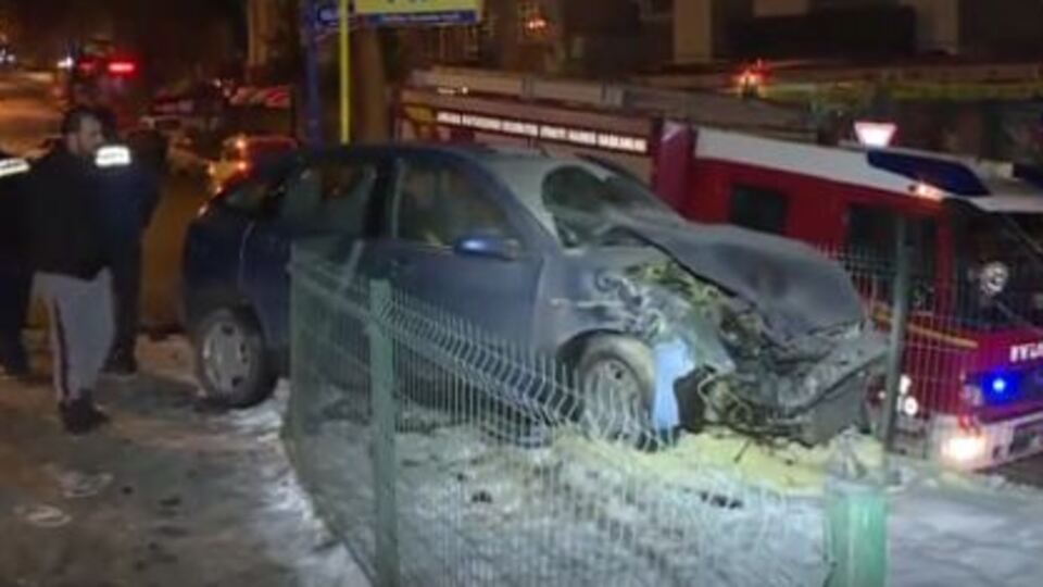 Kaza yapan otomobil alev aldı: 2 yaralı