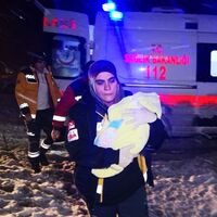 Kar geçit vermedi, ambulansta doğum yaptı