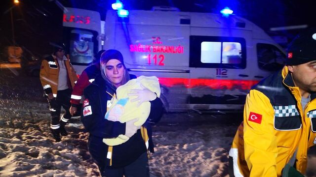 Kar geçit vermedi, ambulansta doğum yaptı