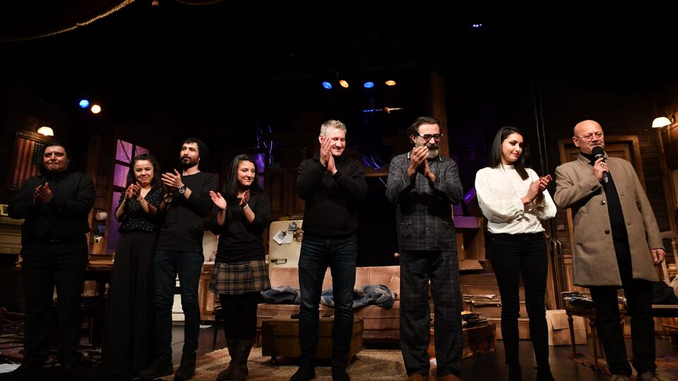 'Halktan Biri Travis Pine'nın galasına katıldı