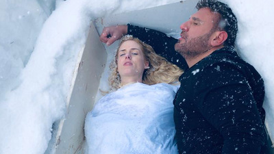 Mr. Jade, Wilma Elles'i mezara soktu