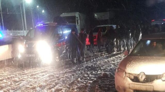 Kar ve tipide mahsur kalan yüzlerce vatandaş kurtarıldı