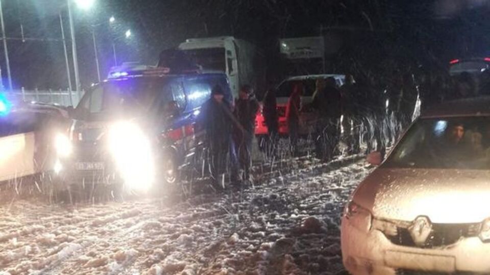 Kar ve tipide mahsur kalan yüzlerce vatandaş kurtarıldı