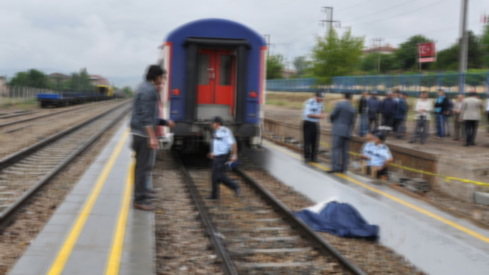 Trenle peronun arasına sıkışan kişi feci şekilde can verdi