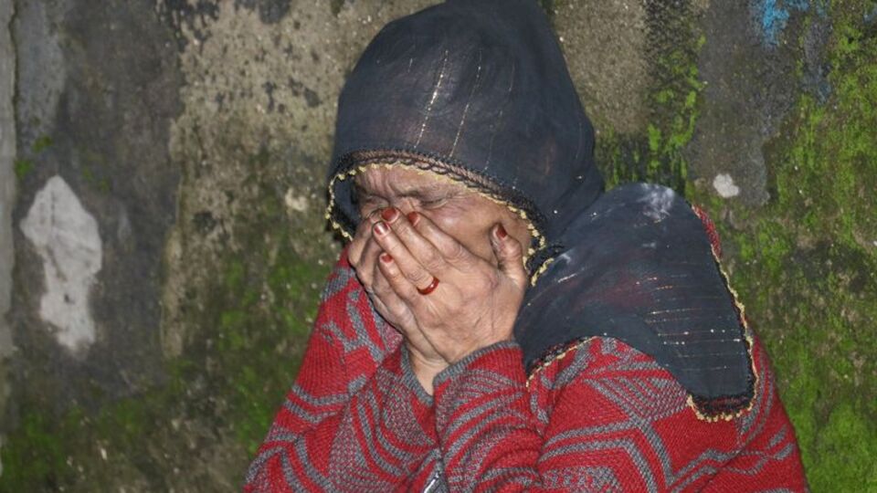 Gözyaşları içerisinde evinin yanışını izledi