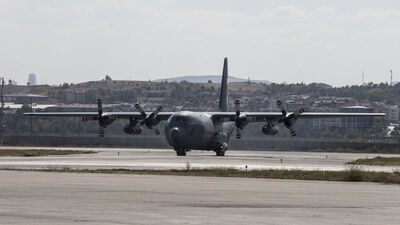 Askeri kargo uçağının inişi sırasında lastiği patladı