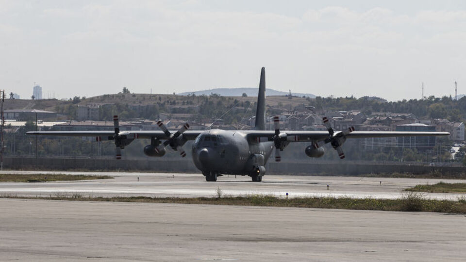 Askeri kargo uçağının inişi sırasında lastiği patladı