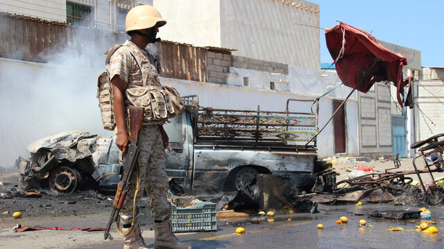 Yemen'de askeri geçit törenine saldırı: Ölüler var!