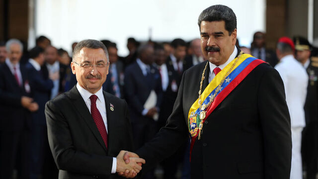 Maduro yemin töreninde, Cumhurbaşkanı Yardımcısı Oktay'ı selamladı