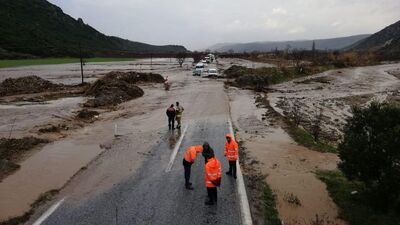 İzmir'de sel! 20 yıl sonra yine yaşandı, araçlar yolda kaldı