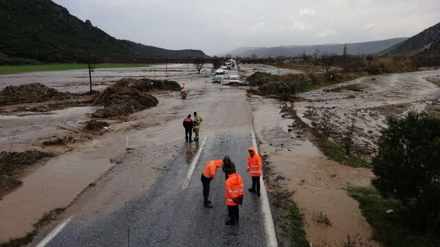 İzmir'de sel! 20 yıl sonra yine yaşandı, araçlar yolda kaldı