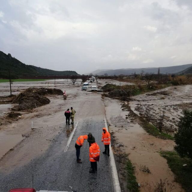 İzmir'de sel! 20 yıl sonra yine yaşandı, araçlar yolda kaldı