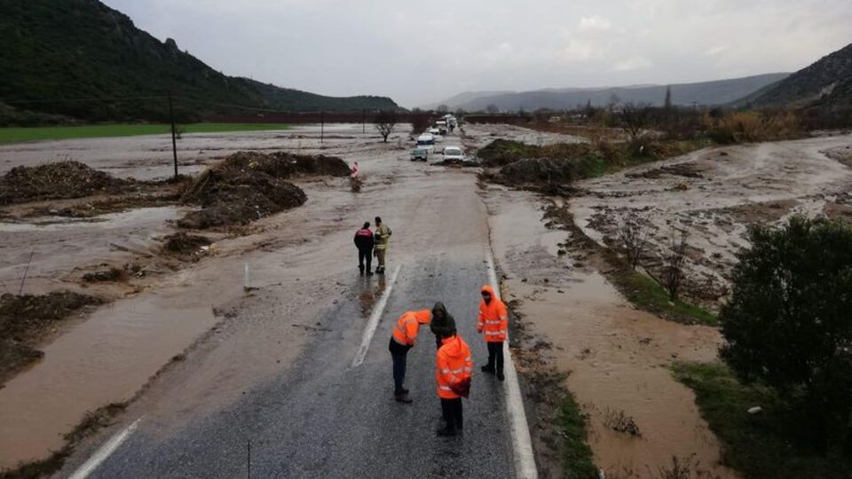 İzmir'de sel! 20 yıl sonra yine yaşandı, araçlar yolda kaldı