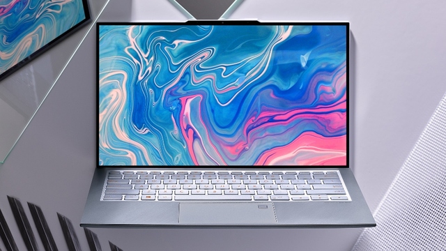 Dizüstünde çerçeveyi 2.8 mm'ye sığdırdı