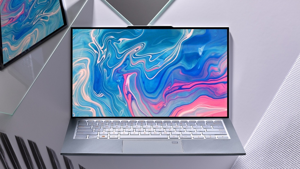 Dizüstünde çerçeveyi 2.8 mm'ye sığdırdı
