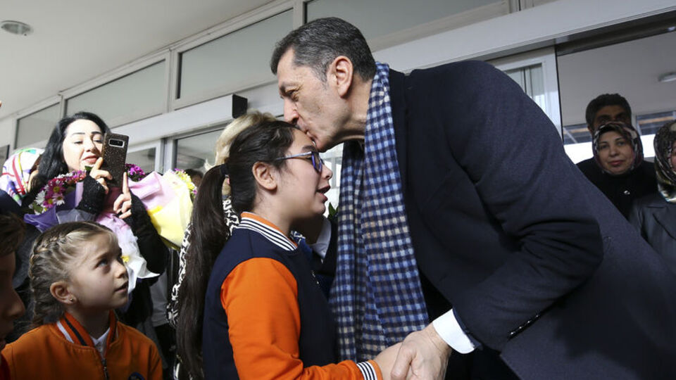 Bakan Selçuk'tan engelli çocuklara sürpriz