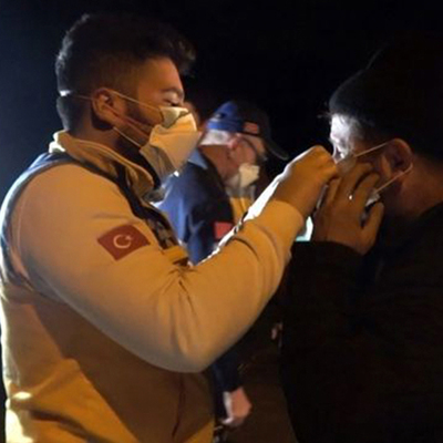 Koku paniği! Maske dağıtıldı, köy tahliye edildi...