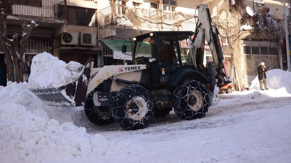 Kar 2 metreyi buldu! Bir ilçe kara gömüldü!