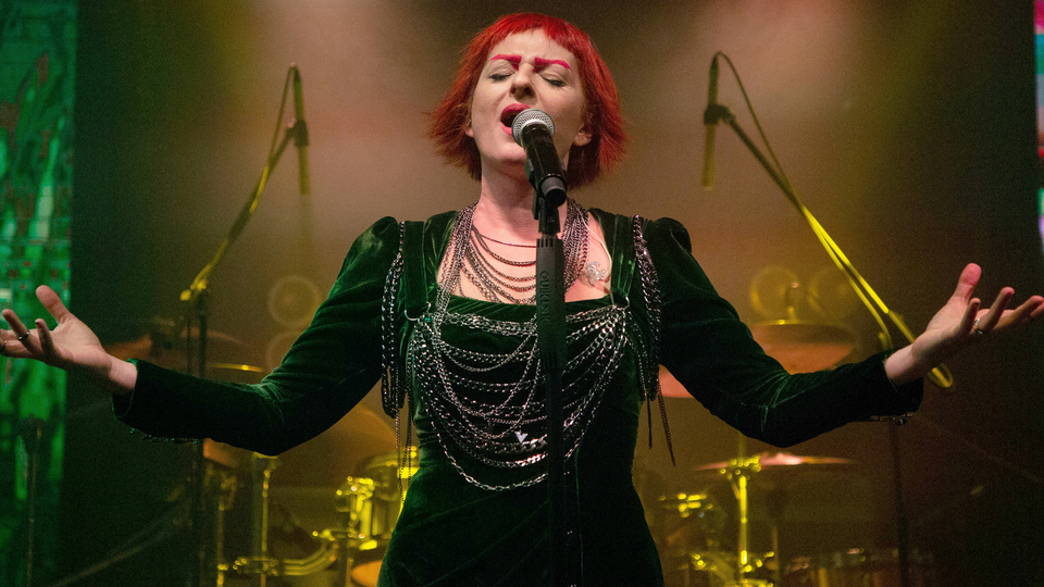 Aslı Gökyokuş 'Dünya' ile döndü