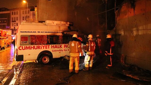 İstanbul'da CHP'nin seçim minibüsü yandı