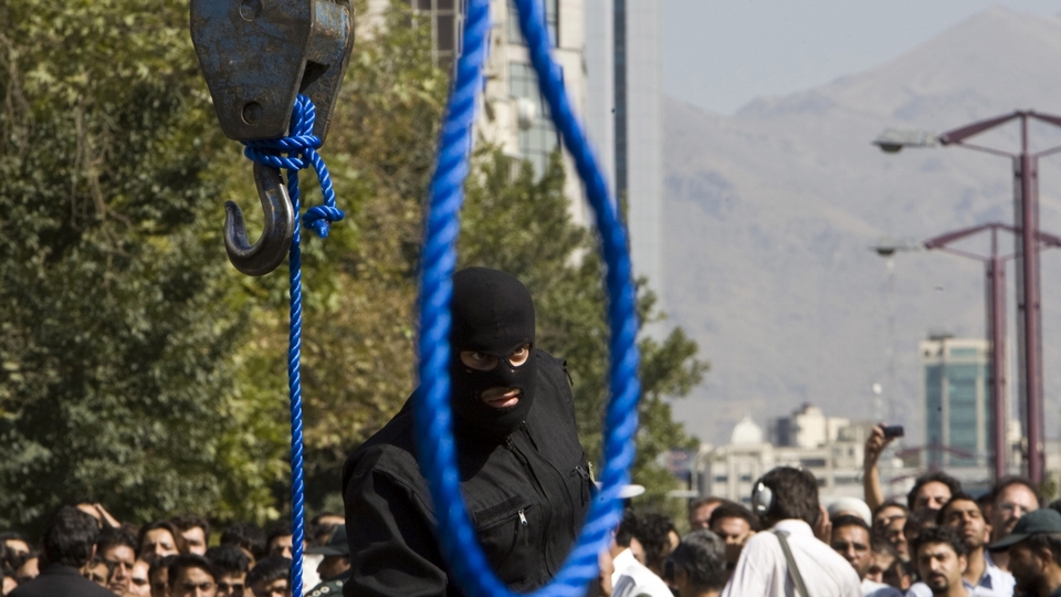 İran'da kuyumcu soyan 3 kişi idam edildi