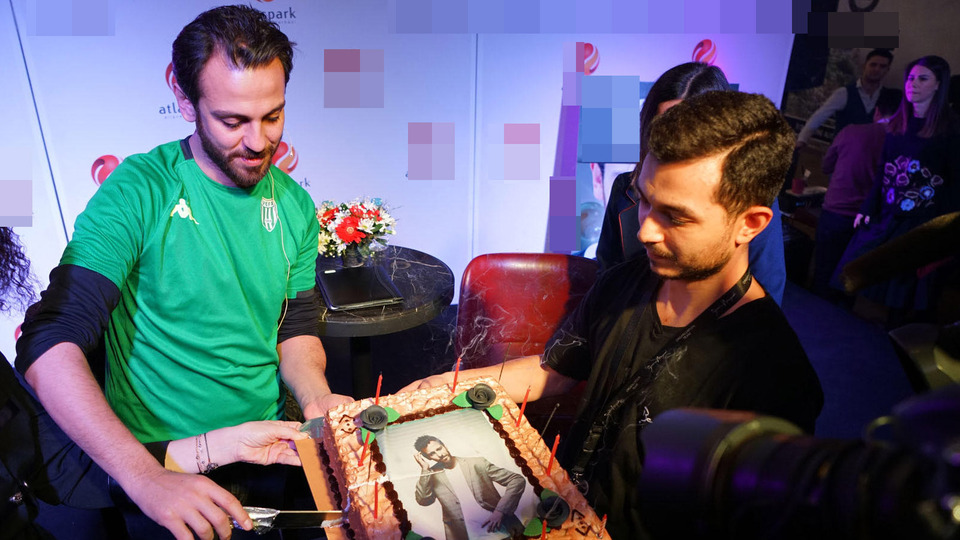 Vartolu'ya sahnede sürpriz doğum günü