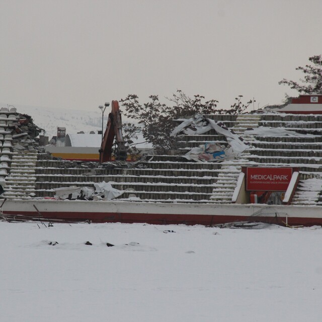 Elazığ Atatürk Stadı'nın yıkımına başlandı