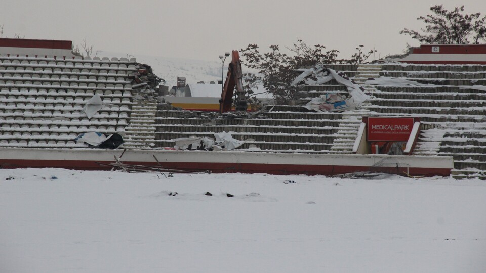 Elazığ Atatürk Stadı'nın yıkımına başlandı