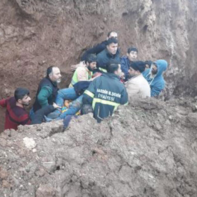 Toprak altında kalan işçi hayatını kaybetti