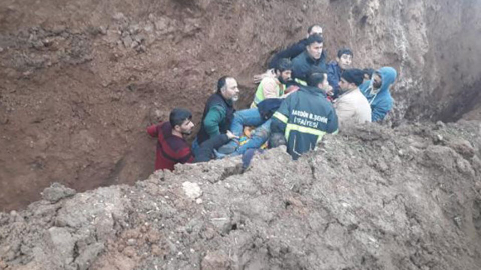 Toprak altında kalan işçi hayatını kaybetti