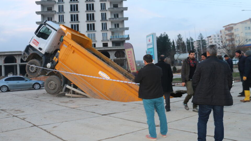 Adıyaman'da kamyon çukura düştü