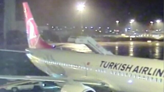 THY uçağına merdiven aracı çarptı