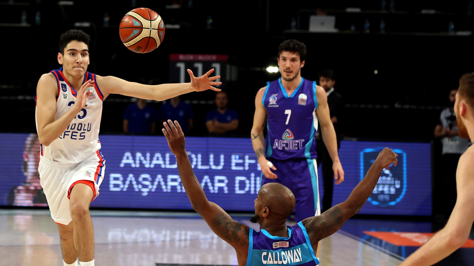 Anadolu Efes evinde farklı kazandı