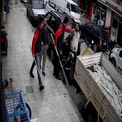 Rahatlığı 'pes' dedirtti! Sokakta ortasında tuvalet ihtiyacını giderdi