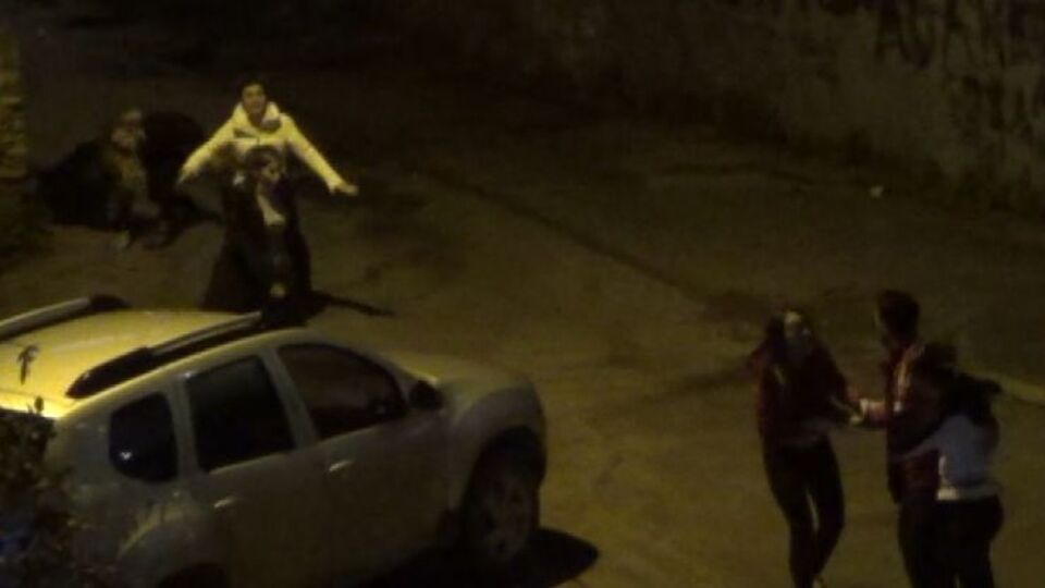 Yer: Adana, gece yarısı... Kızlı erkekli sokak kavgası!