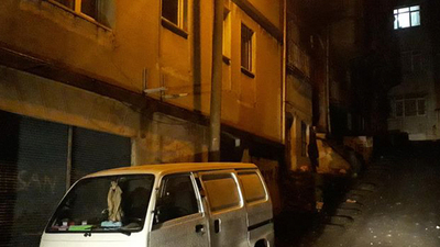 Beyoğlu'nda yangından vahşet çıktı! Sırtında bıçakla bulundu