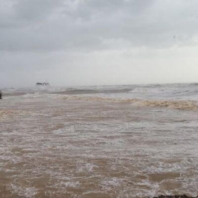 Mersin'de kargo gemisi karaya oturdu