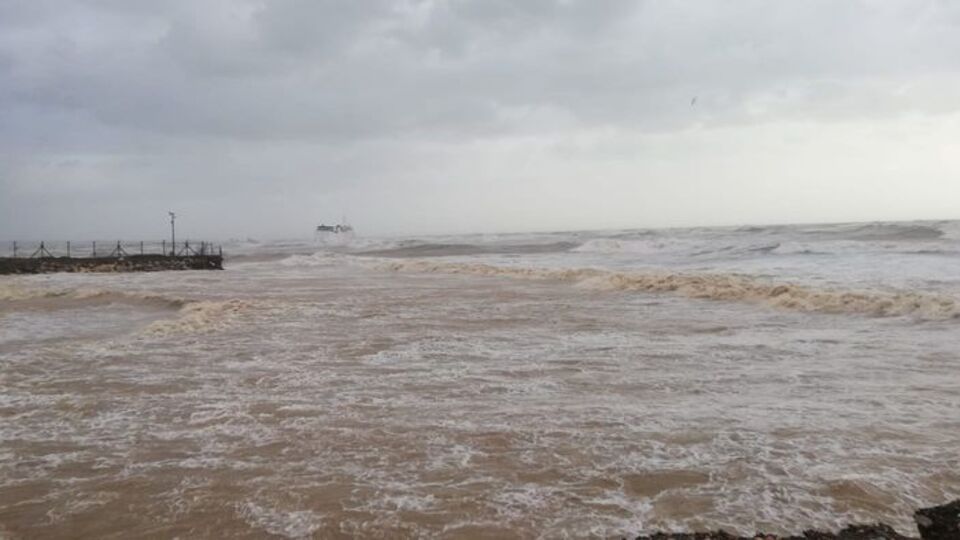 Mersin'de kargo gemisi karaya oturdu