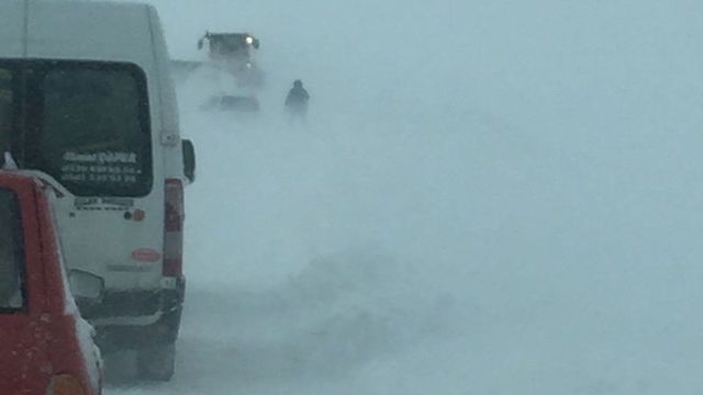 Yolda mahsur kalan öğrenci servisi kurtarıldı