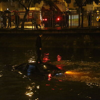 Sulama kanalında can pazarı! Aracın üstünde kurtarılmayı bekledi