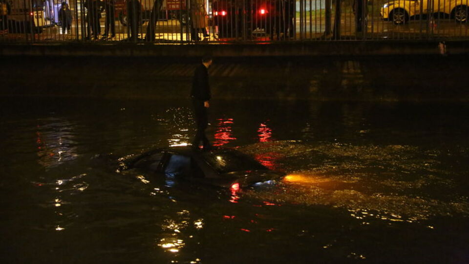 Sulama kanalında can pazarı! Aracın üstünde kurtarılmayı bekledi