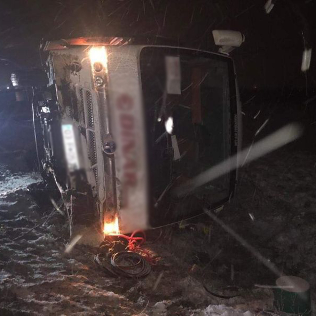 Denizli'de öğrenci servisi devrildi! 13 yaralı