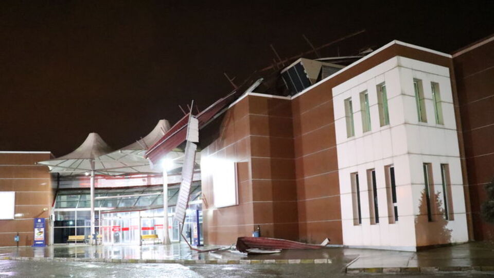 Şiddetli fırtına terminalin çatısını uçurdu