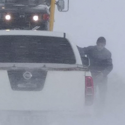 Vatandaşlar karda mahsur kaldı, ekipler seferber oldu