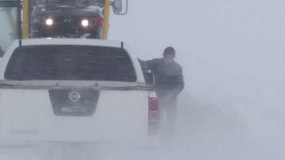 Vatandaşlar karda mahsur kaldı, ekipler seferber oldu