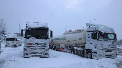 Yüzlerce araç saatlerdir yol kenarında bekliyor