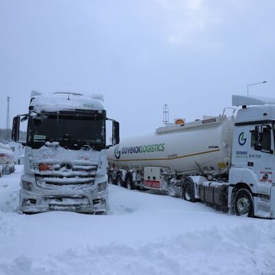 Yüzlerce araç saatlerdir yol kenarında bekliyor