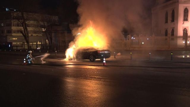 Seyir halindeki otomobil bir anda alev aldı