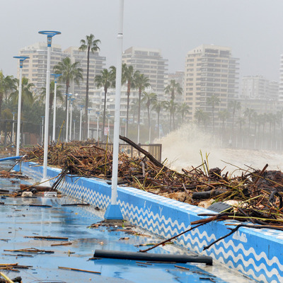 Deniz taştı, fırtına yıktı geçti!