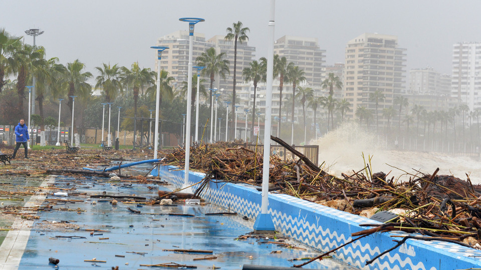 Deniz taştı, fırtına yıktı geçti!